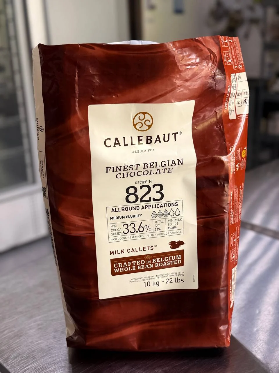 Шоколад молочный Callebaut 823